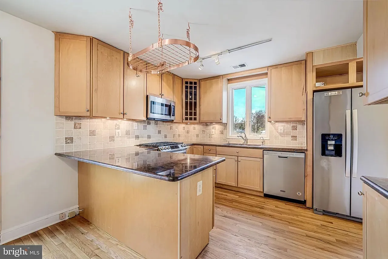 3 bed, 1600 sqft, $3,400 — Photo 2