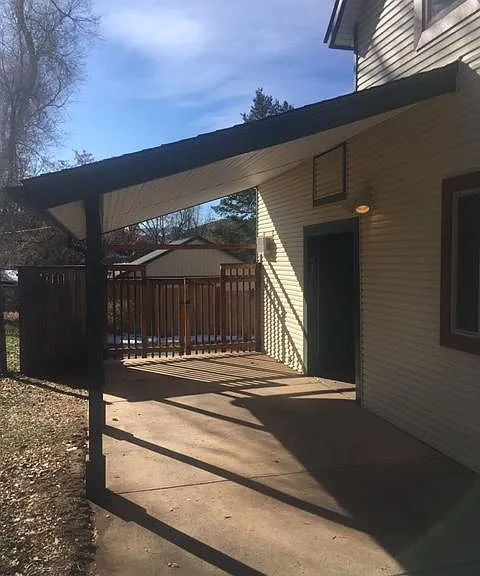 Carport.