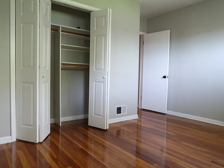 929 Kenmoor Ave SE — Photo 6