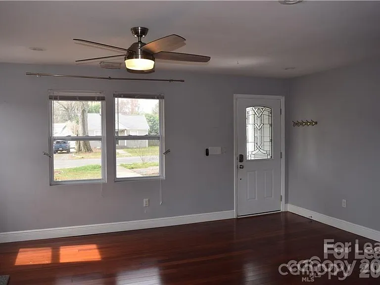 1221 Meadow Ln — Photo 4