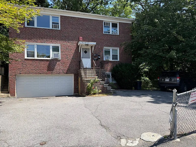 82 Laurel Pl — Photo 2