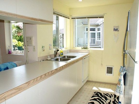 and lots of counter space too!!