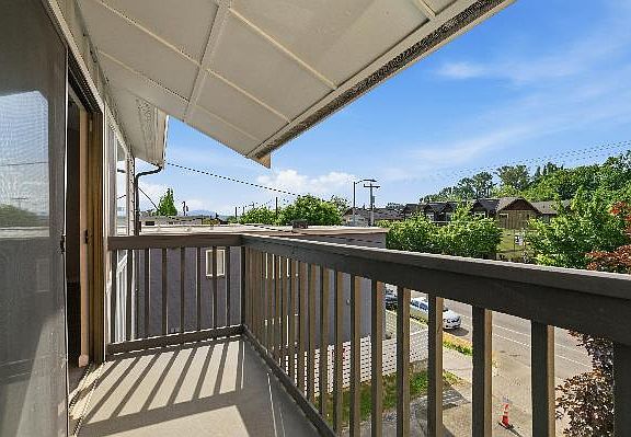 Large lanai or balcony with a mountain view