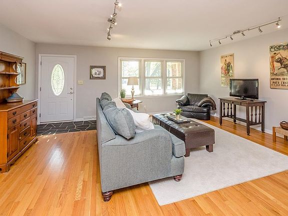 3rd image of 6004 Linton Ln