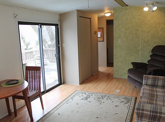 4th image of 94 Lakeshore Dr