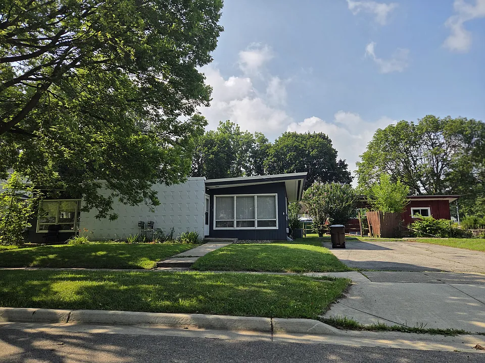 765 Douglas St #765