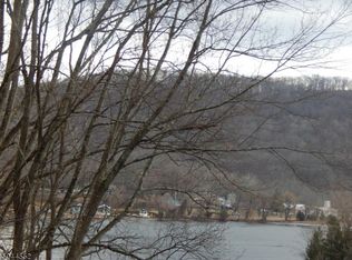 169 Lakeside Dr W, Belvidere, NJ 07823