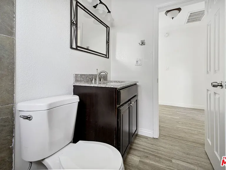 6612 De Longpre Ave #5 — Photo 15