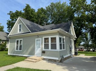 1107 W 1st St, Cedar Falls, IA 50613