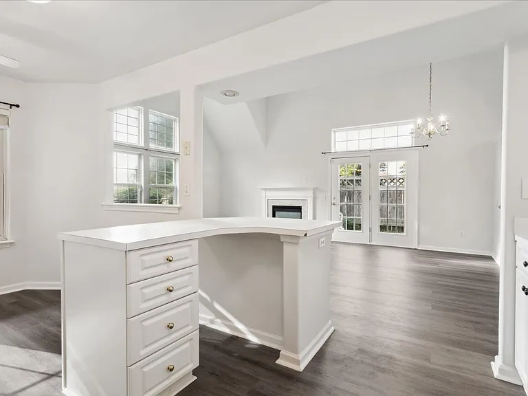 100 Post Oak Rd — Photo 9
