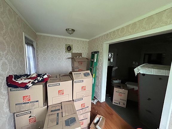 3rd image of 2215 Frank Rd