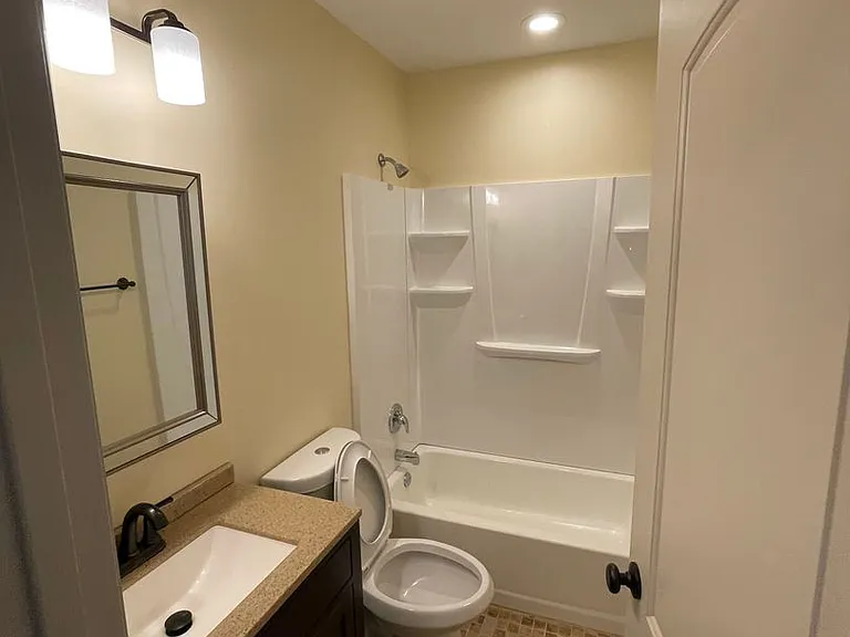 1404 E State St Apartments — Photo 12