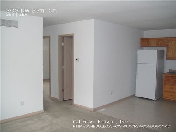 4th image of 203 NW 27th Ct