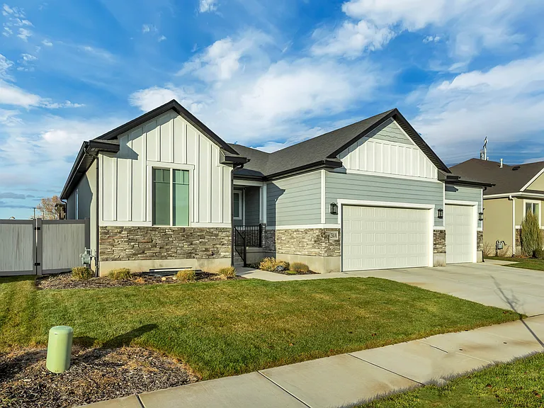 2504 W Sunset Way — Photo 2