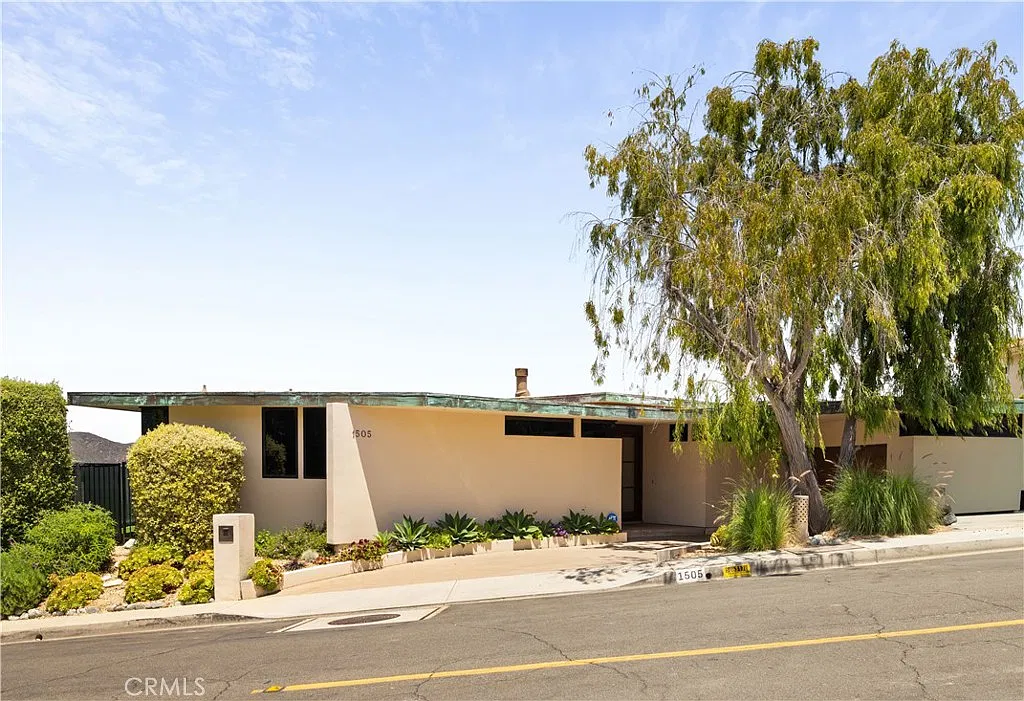3 bed, 3.5 bath, 2290 sqft, $9,500 — Photo 1