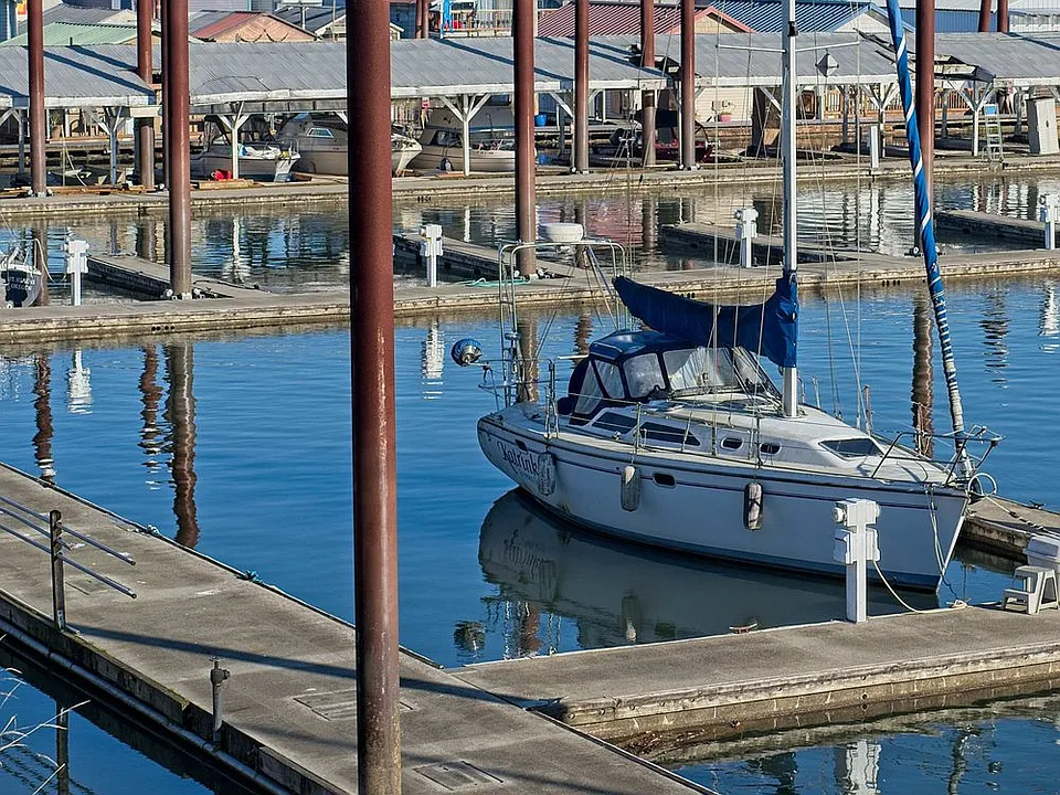 Spectacular Waterfront, bring your boat and rent a slip nearby.