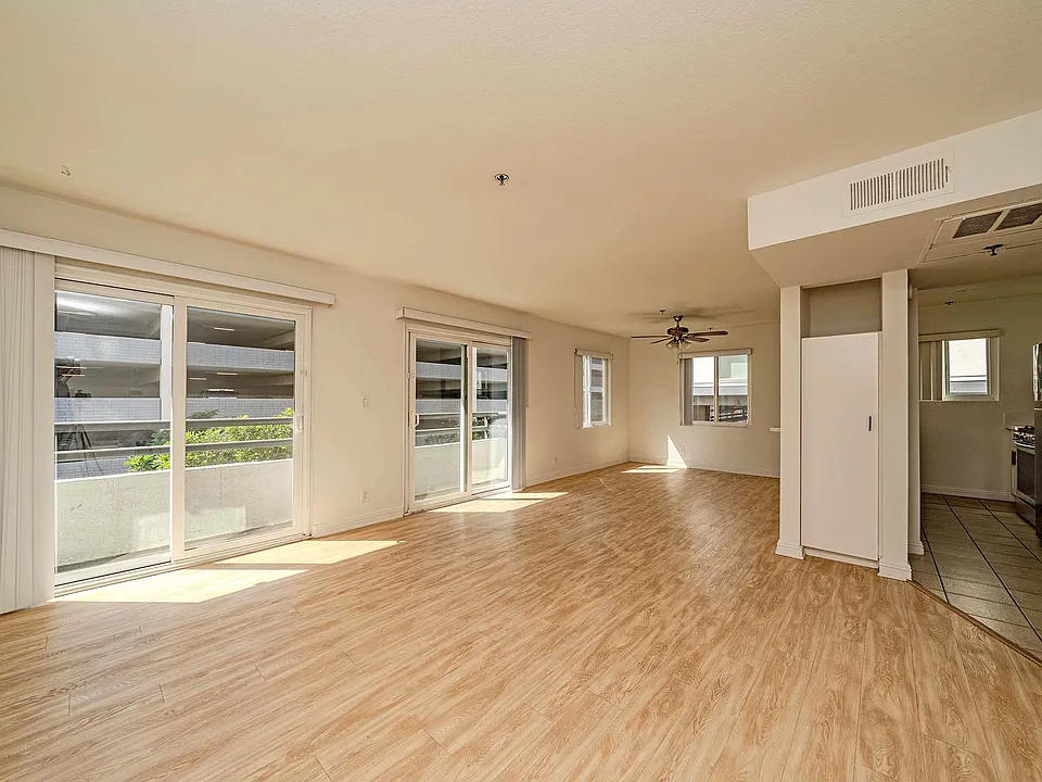 686 S Ardmore Ave #301
