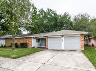 2339 Colonial Ridge Dr, Friendswood, TX 77546