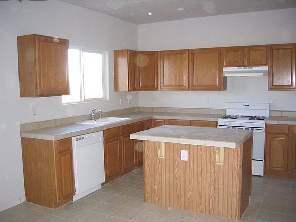 Large Kitchen with Island/Breakfast Bar.