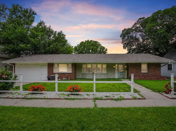 524 10th St, Nevada, IA 50201
