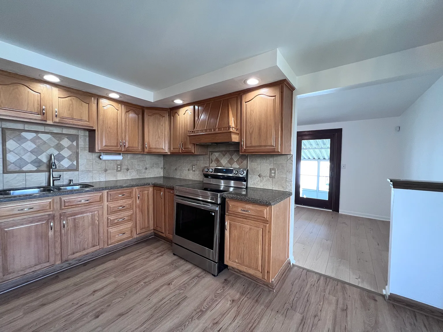 3 bed, 1.5 bath, 1639 sqft, $2,500 — Photo 2