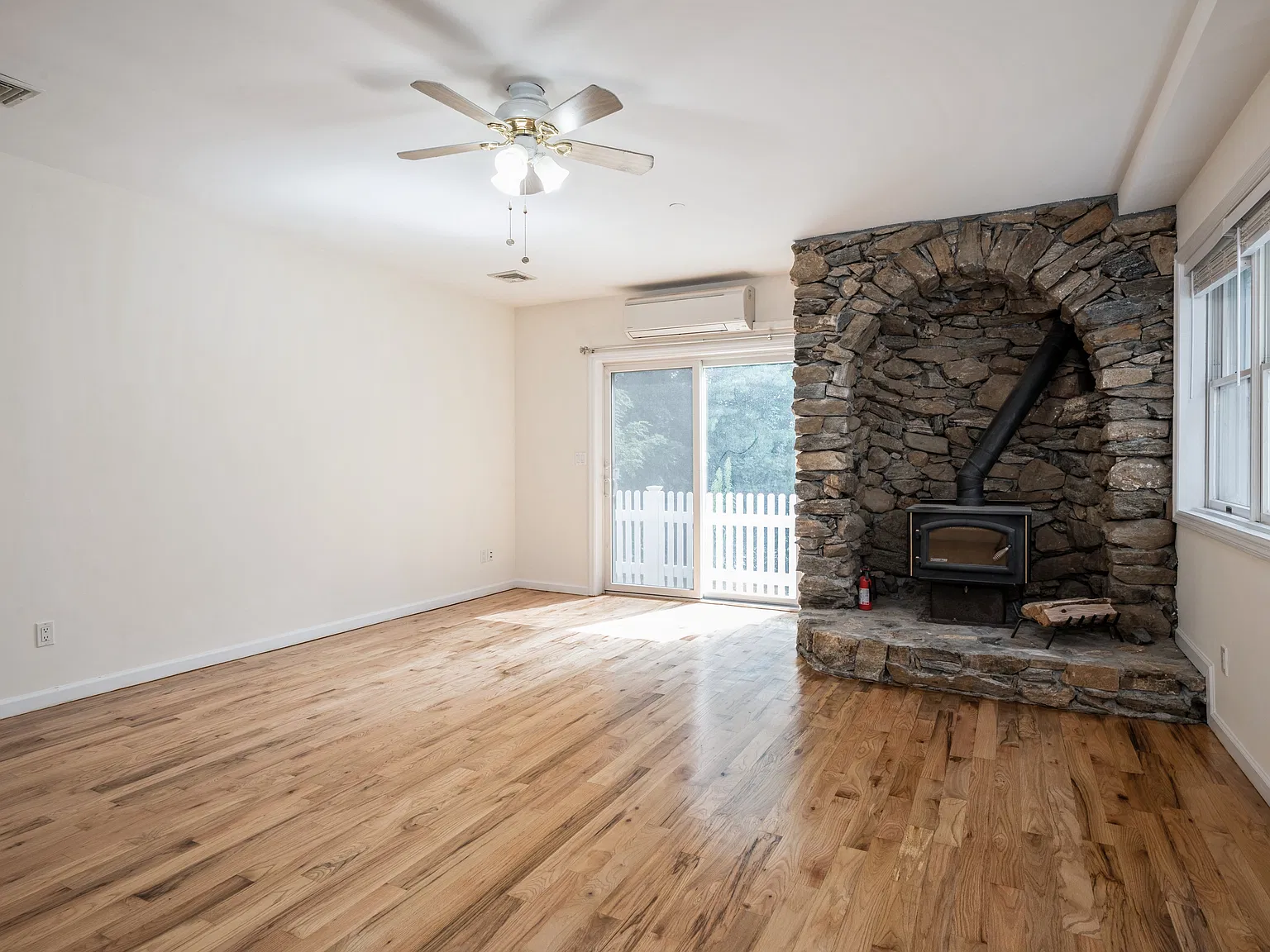 1 bed, 1000 sqft, $2,400 — Photo 3