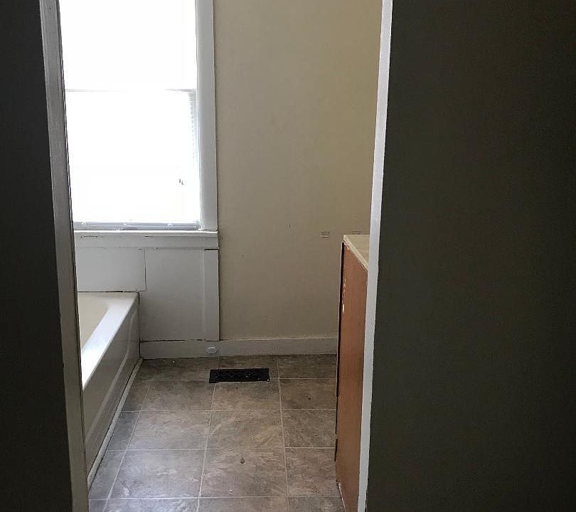 1st image of 913 N Brady St