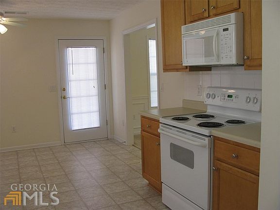 4th image of 814 Village Pl