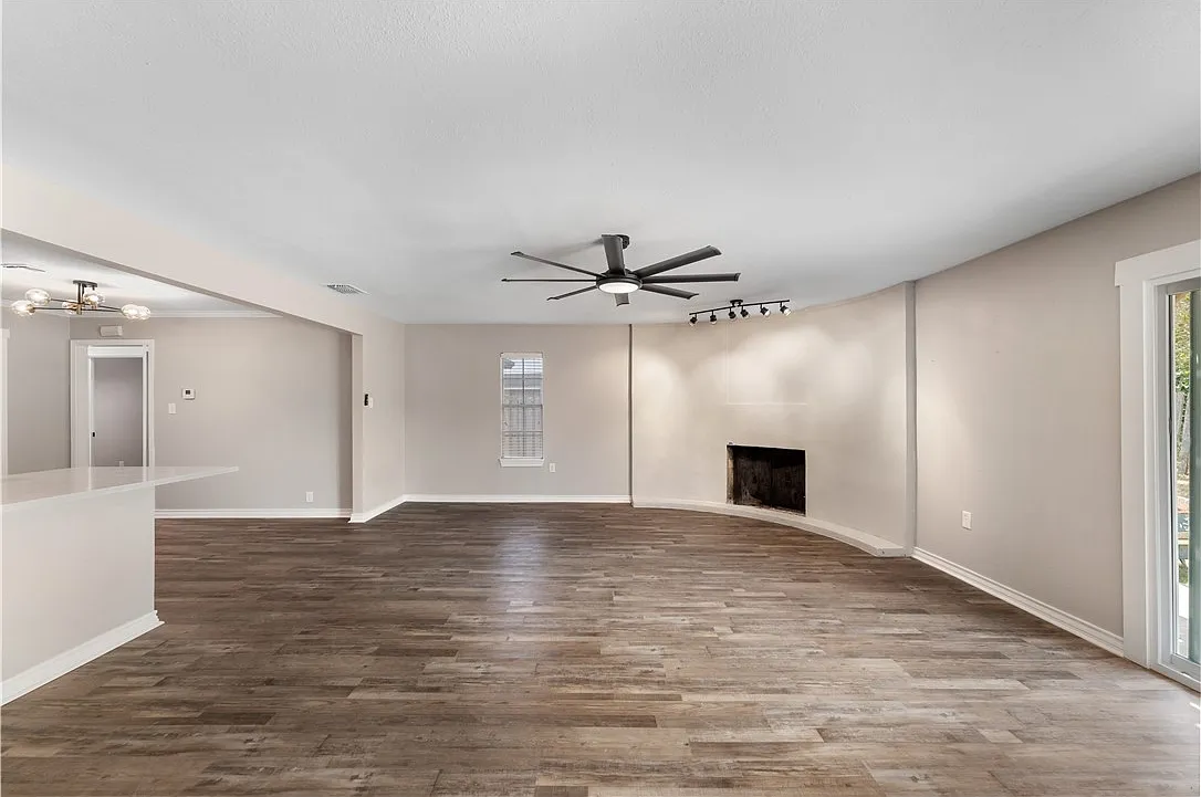 4 bed, 2.5 bath, 2442 sqft, $2,495 — Photo 4
