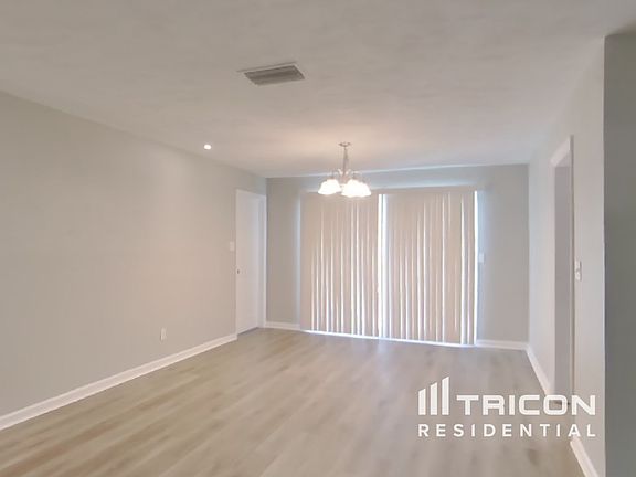 5th image of 528 Hamlet Dr