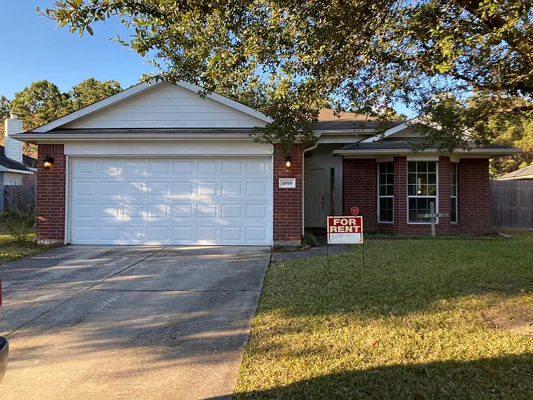 1898 Cedar Ln — Photo 1