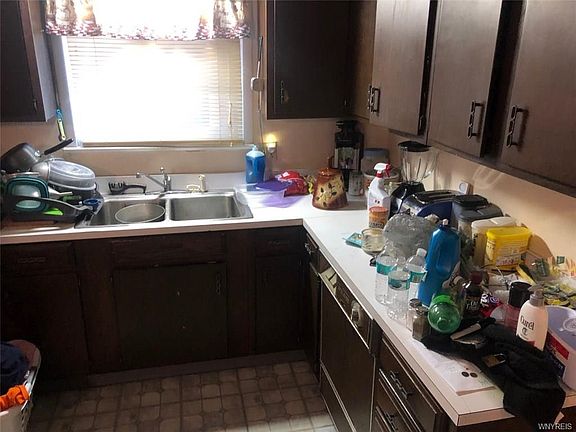 3rd image of 28 Thatcher Ave