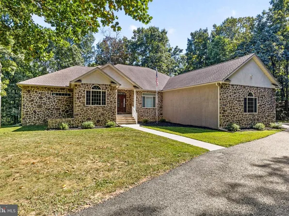 1982 Whyte Ln, Spring Grove, PA 17362