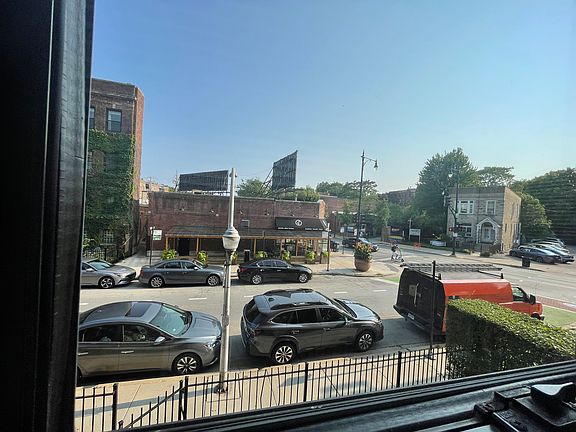 5th image of 564 W Roscoe St APT 1A