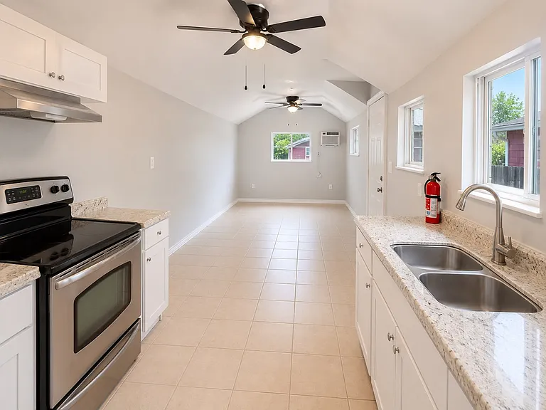 1120 N Harrison Ave — Photo 5