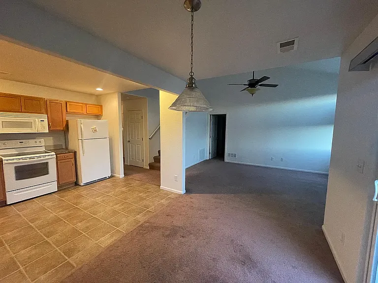 1031 Meadow Ln — Photo 2