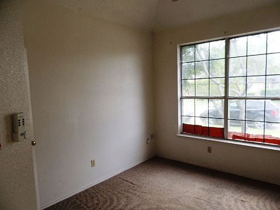 4th image of 918 Sako Ln