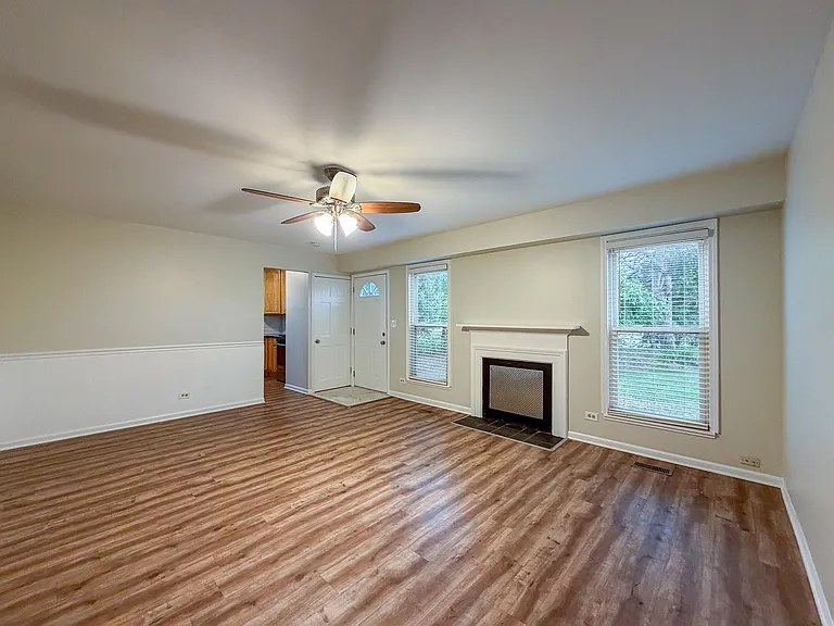 2436 Devonshire Ct — Photo 2