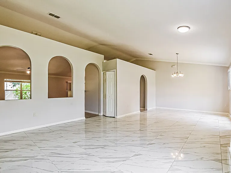 801 Clear Brook Ct — Photo 3