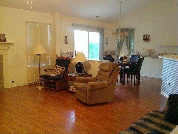 3rd image of 221 Creekview Cir