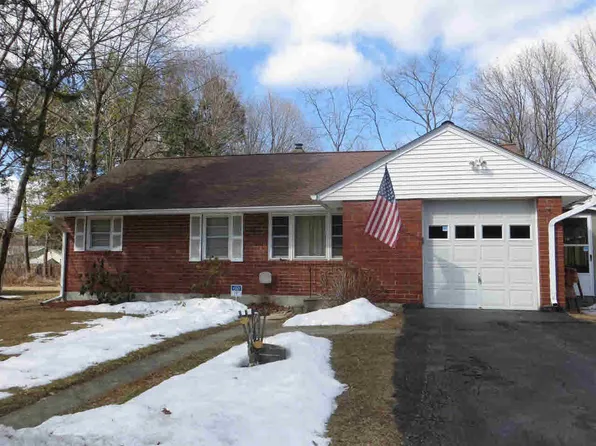 17 Briarwood Dr, Poughkeepsie, NY 12601
