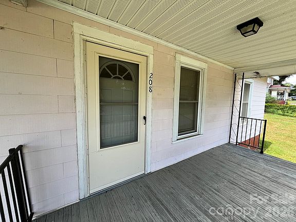 2nd image of 208 Bell St