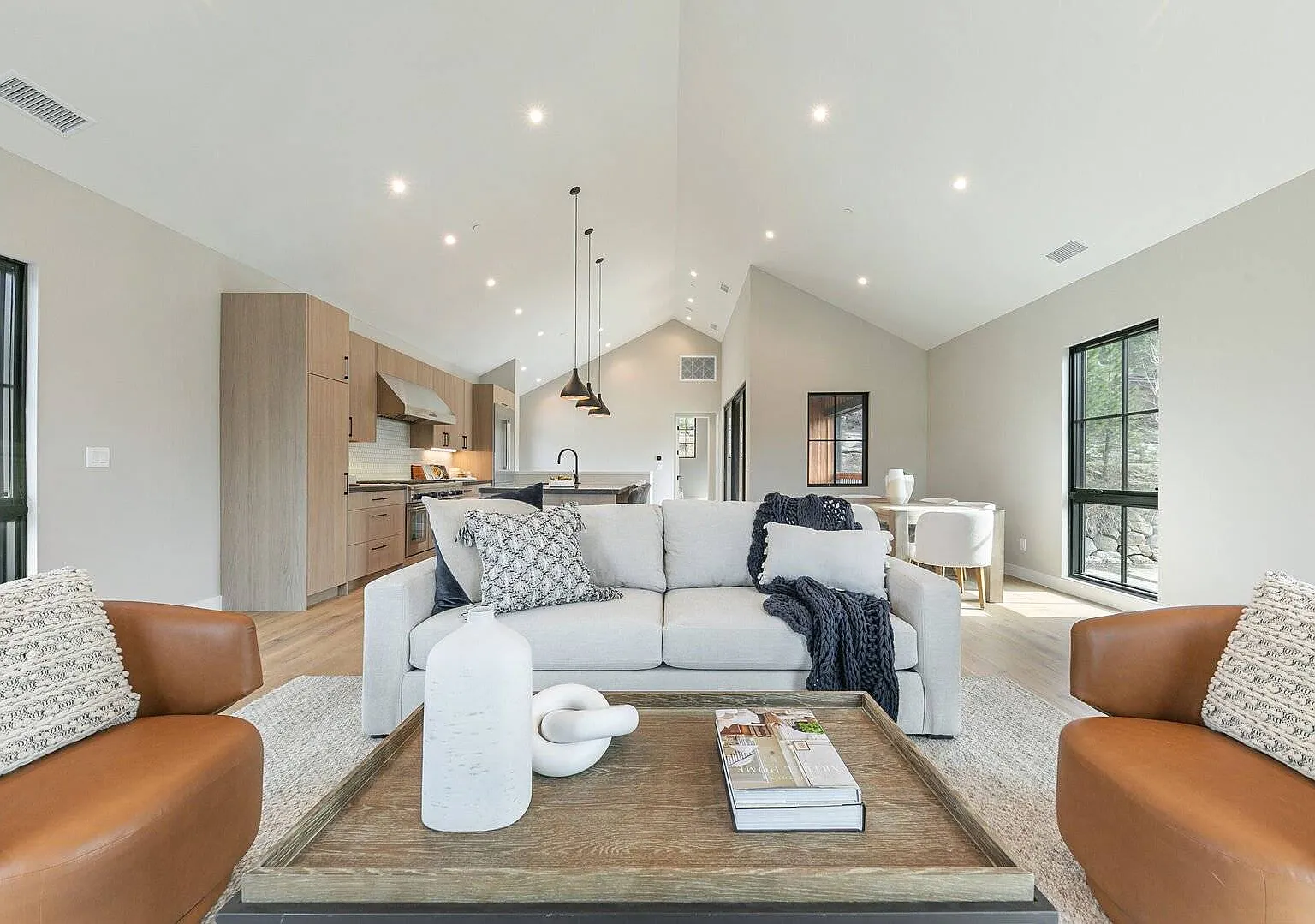 4 bed, 3.5 bath, 2261 sqft, $7,500 — Photo 4