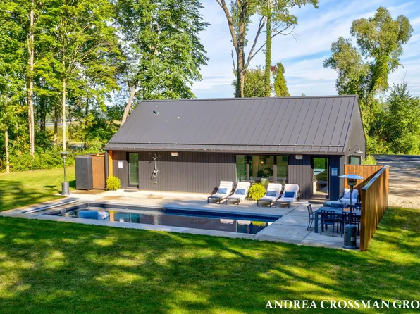 6346 Riverside Rd, Fennville, MI 49408