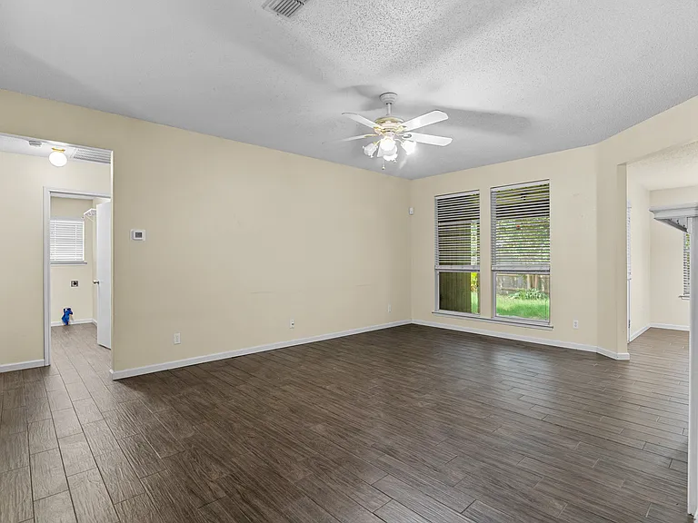 412 Dakota Dr — Photo 4
