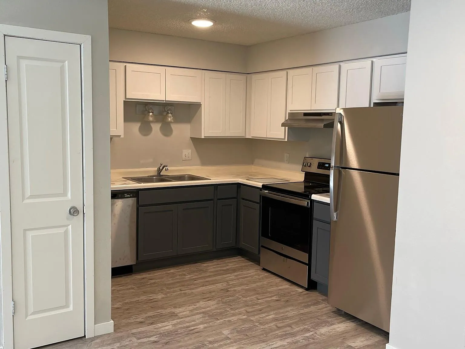 3 bed, $2,668 — Photo 2