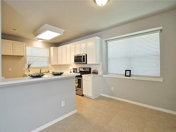 4th image of 3828 Braxton Ln