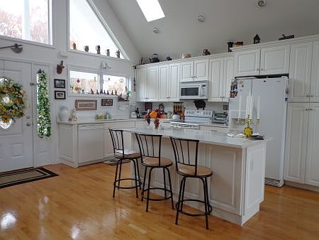 3rd image of 153 Lake Shore Dr E