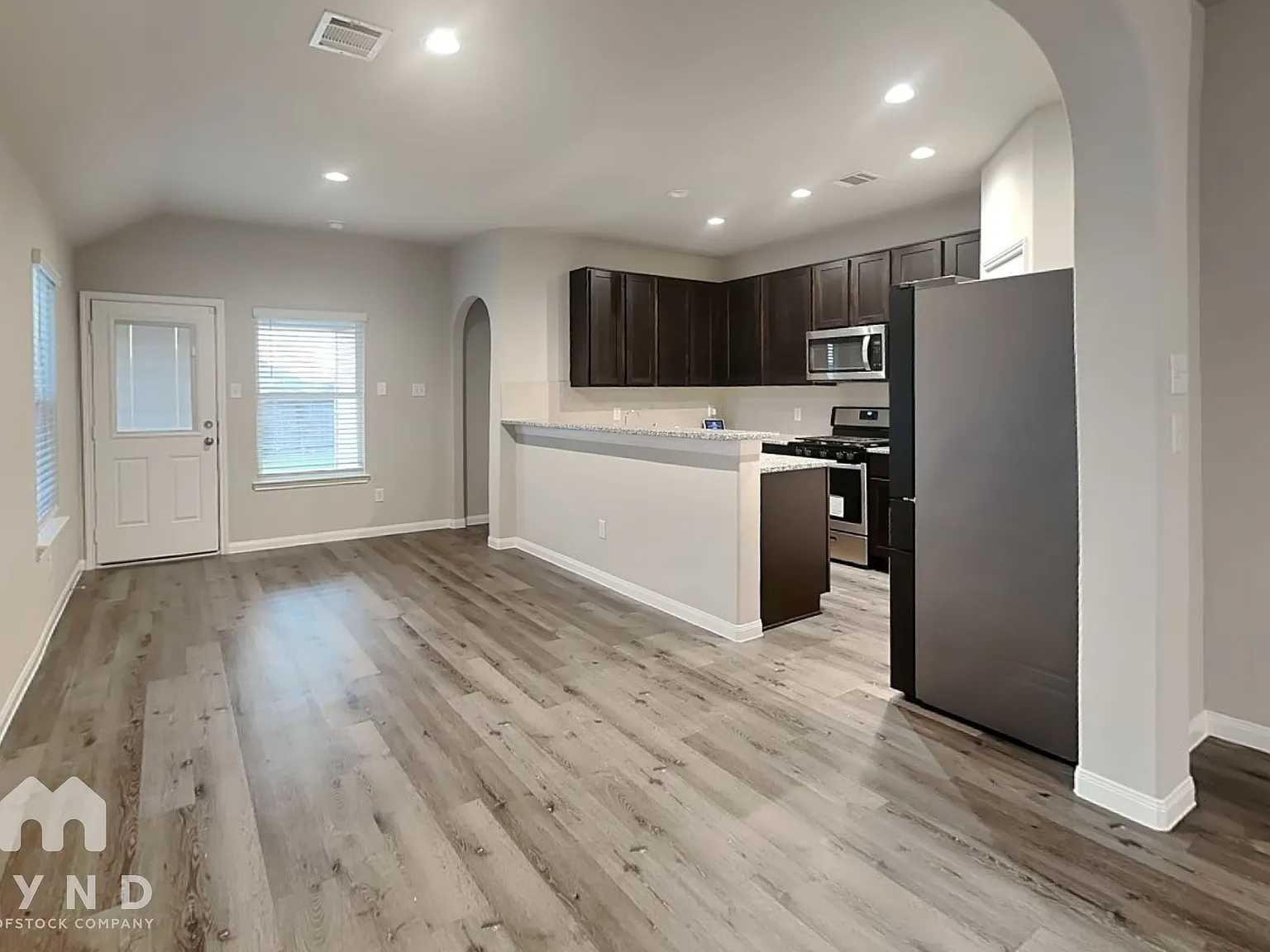 3 bed, 2.0 bath, 1390 sqft, $2,015 — Photo 2