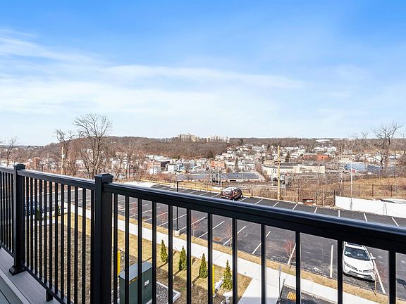 4th image of 631 Franklin St #302